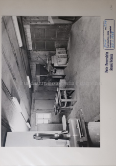 Betonlabor, Holztische