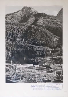 Elektrizitätswerk, Baustelle, Berglandschaft, Bäume