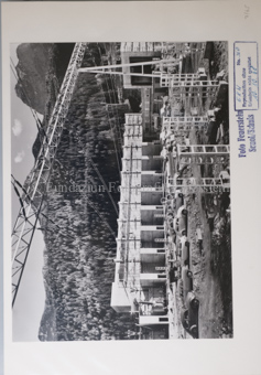 Elektrizitätswerk, Baustelle, Berglandschaft, Bäume, Autos, Rohbau