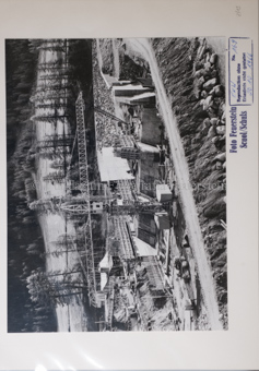 Baustelle, Kran, Betonschleusen, Holzgerüst