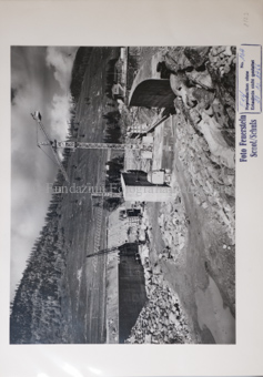 Baustelle, Kran, Betonmauern