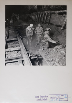 Druckstollen, Gleise, Presslufthammer, Gruppe Bergarbeiter