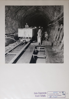 Druckstollen, Gleise, Wagon, Gruppe Bergarbeiter