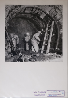 Druckstollen, Wassereinbruch, Gruppe Bergarbeiter, Holzgerüst