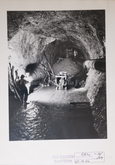 Druckstollen, Maschine, Gruppe Bergarbeiter, Wassereinbruch, Lore