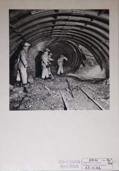 Druckstollen, Maschine, Gruppe Bergarbeiter, Wassereinbruch