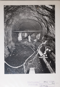 Druckstollen, Stahlgerüst, Holzpfeiler, Gruppe Bergarbeiter, Wassereinbruch