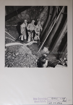 Druckstollen, Stahlgerüst, Gruppe Bergarbeiter, Wasserpumpe