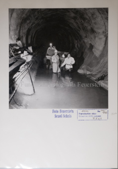 Druckstollen, Wassereinbruch, Gruppe Bergarbeiter, Bagger