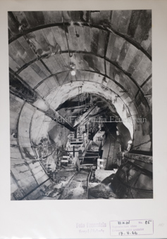 Druckstollen, Gleise, Rohre, Loren, Bergarbeiter