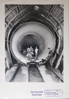 Röhre, Gruppe Bauarbeiter, Lore