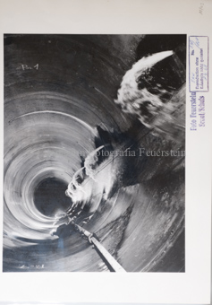 Druckstollen, Ventilinstallation, Gruppe Bauarbeiter, Schweissen