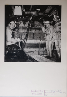 Druckstollen, Gleise, Wasser, Stahlgerüst, Fördermaschine, Gruppe Bergarbeiter