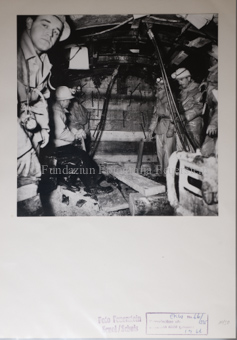 Druckstollen, Gleise, Wasser, Stahlgerüst, Holzgerüst, Gruppe Bergarbeiter