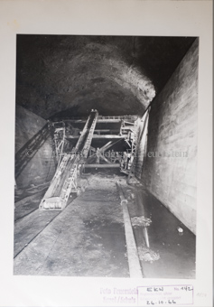 Druckstollen, Holzbalken, Fördermaschine, Gruppe Bergarbeiter