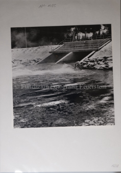 Einleitungssituation in einen Fluss, im Winter mit Schnee