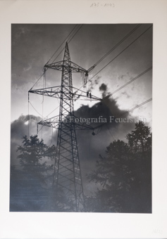 Hochspannungsmasten, Montage der Kabel, mit Wolken