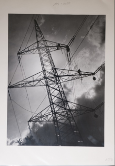 Hochspannungsmasten, Montage der Kabel, mit Wolken
