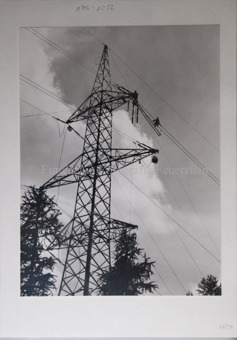 Hochspannungsmasten, Montage der Kabel, mit Wolken