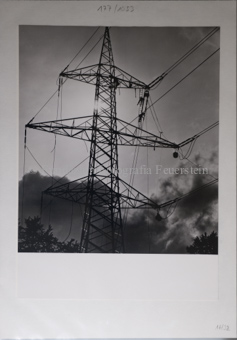 Hochspannungsmasten, Montage der Kabel, mit Wolken im Gegenlicht