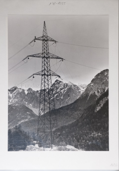 Hochspannungsmasten, Montage der Kabel, im Hintergrund Berge