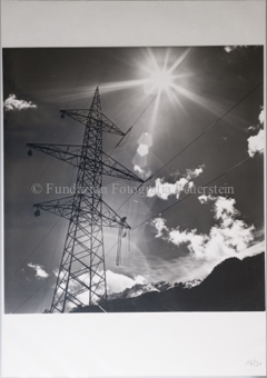 Hochspannungsmasten, Montage der Kabel, mit Wolken im Gegenlicht