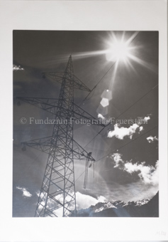 Hochspannungsmasten, Montage der Kabel, mit Wolken im Gegenlicht