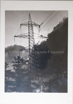 Hochspannungsmasten, Montage der Kabel, mit Wolken
