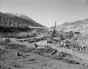 Via da S-charl, Baustelle, Kran, Fundament, Gruppe Bauarbeiter
