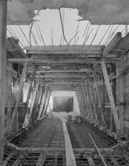 Via da S-charl, Brückentunnel, Betonstahlgitter, Holzpfeiler