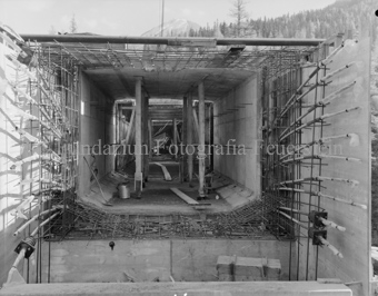 Via da S-charl, Brückentunnel, Betonstahlgitter, Holzpfeiler
