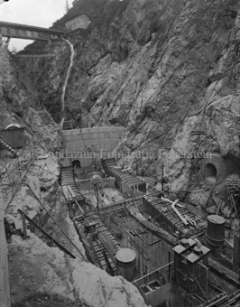 Val Laschadura, Schlucht, Baustelle, Gruppe Bauarbeiter, Bauelemente, Stahlbeton
