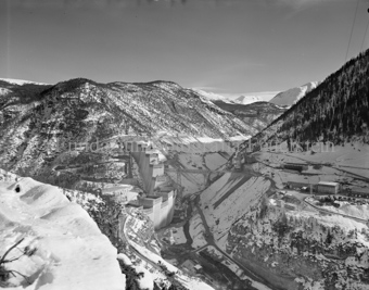 Punt dal Gall, Staumauer, Baustelle, Kran, Brücke, Berglandschaft, Schnee