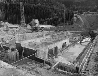 Pradella Zentrale, Baustelle, Fundament, Kran, Stahlbetongitter, Holzgerüst