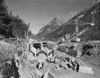 Via da S-charl, Baustelle, Kran, Gruppe Bauarbeiter