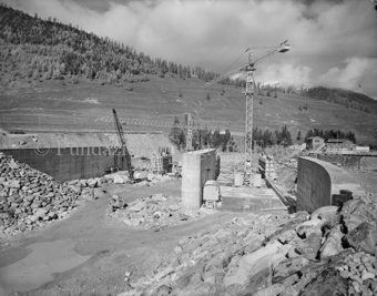 Via da S-charl, Baustelle, Kran, Betonmauern