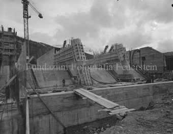 Via da S-charl, Baustelle, Kran, Betonschleusen, Holzgerüst