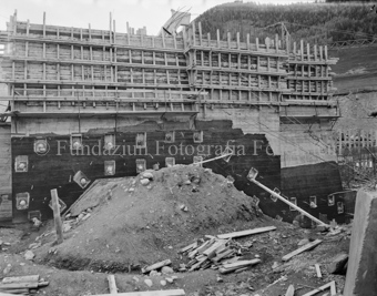 Via da S-charl, Baustelle, Kran, Holzgerüst