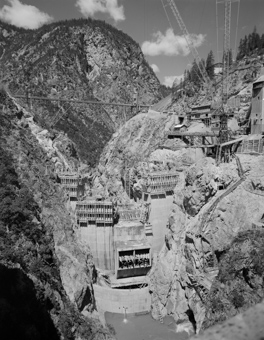 Ova Spin, Staumauer, Baustelle, Kran, Brücke, Berglandschaft, Holzgerüste