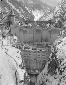 Ova Spin, Staumauer, Baustelle, Kran, Holzgerüste, Brücke, Schnee, Berglandschaft