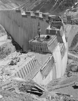 Punt dal Gall, Staumauer, Baustelle, Betonieren, Bagger, Gruppe Bauarbeiter