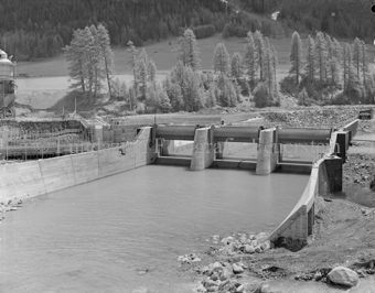 Via da S-charl, Elektrizitätswerk, Fluss, Bäume, Schleuse