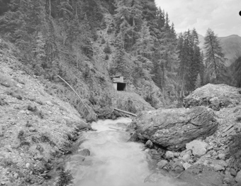Val Sampuoir, Fluss, Berglandschaft, Stolleneingang