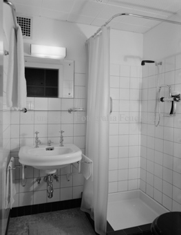 Bad, Dusche, Waschbecken, Toilette, Fenster