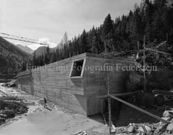 Betoniertes Objekt, Baustelle, Rohbau, Kran, Berglandschaft