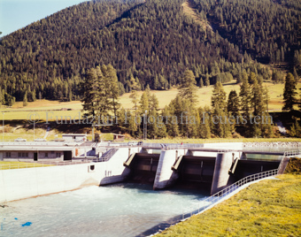 Schleuse, Fluss, Berglandschaft