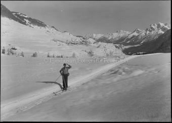 Landschaftsaufnahme mit Skifahrer, Winter