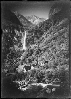 Berge, Gletscherwasser, Dorf