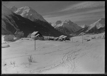 Bos-cha im Winter mit Bergpanorama