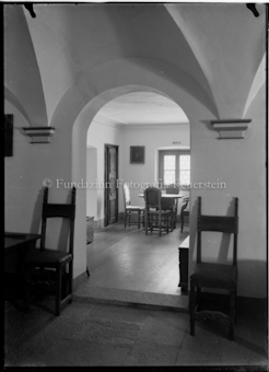 Durchgang mit Stühlen und Tisch
